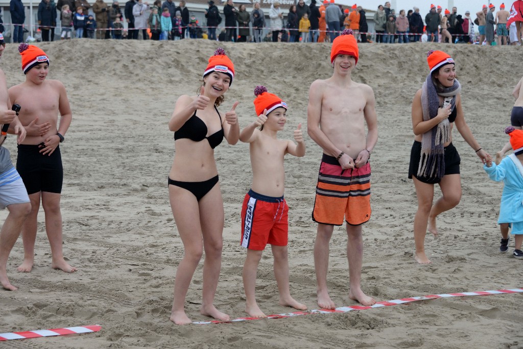 ../Images/Nieuwjaarsduik Noordwijk 2020 021.jpg